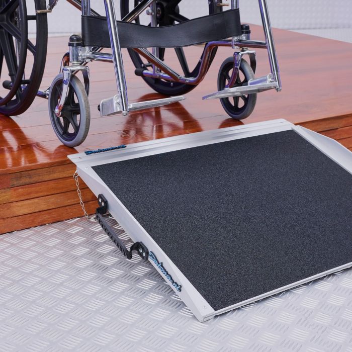 Aluminium-Türschwellenrampe bis 15 cm + Antirutschprofil & erhöhten Seitenrändern – Aluminium-Auffahrrampe